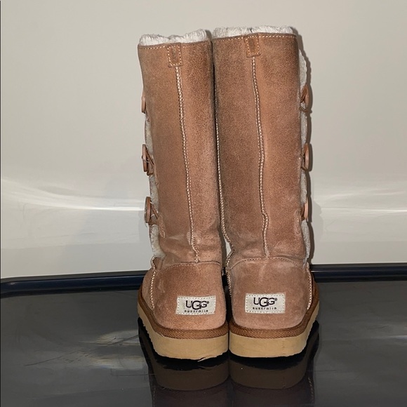 Tall button side Ugg boots - Picture 3 of 4